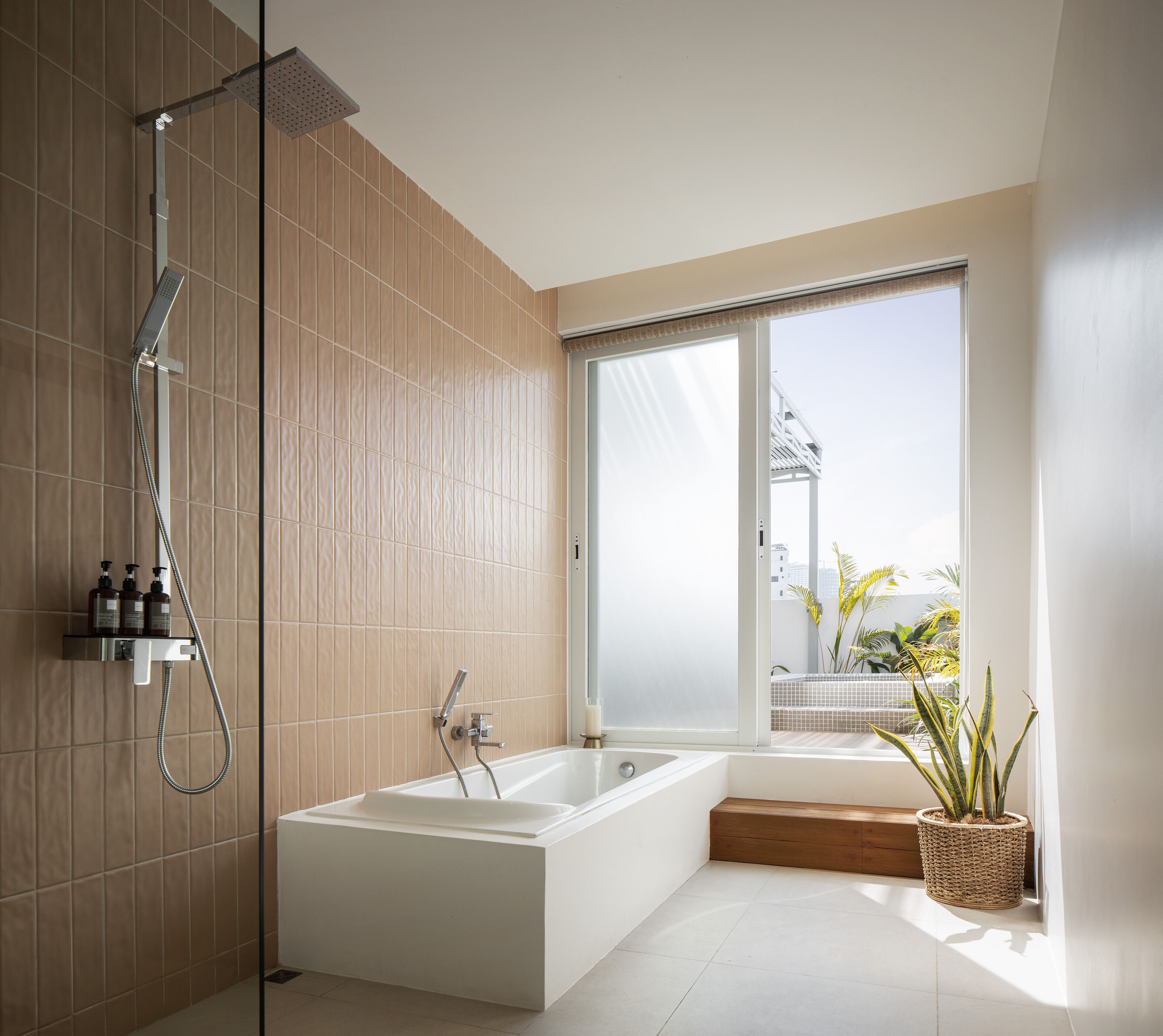 penthouse rooftop suite | bathroom | shower, hydromassage showerhead, free toiletries, hair dryer