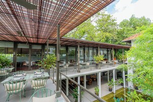 2 restaurants, breakfast, lunch, dinner served; Asian cuisine