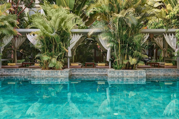 2 piscinas al aire libre, camas de piscina gratis, sombrillas