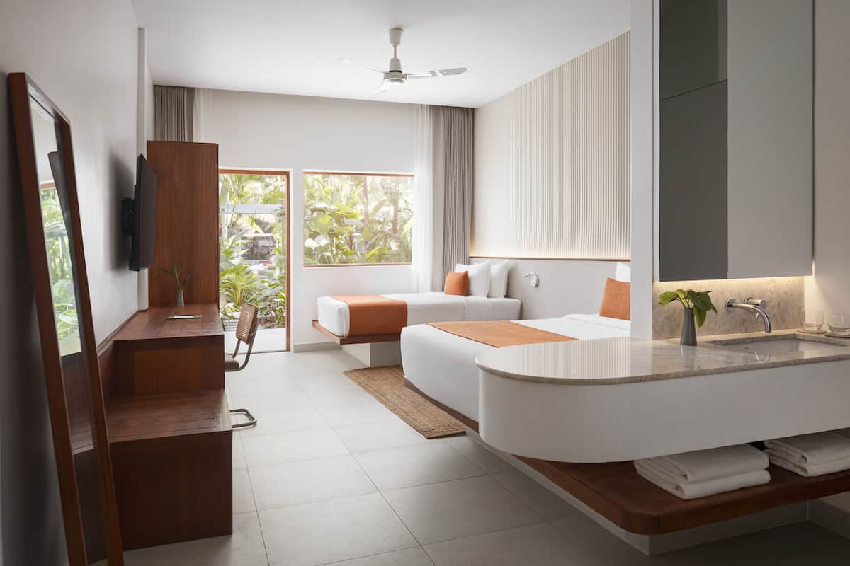 Deluxe Room Poolside Double | 1 habitación, minibar, caja de seguridad en la habitación y escritorio