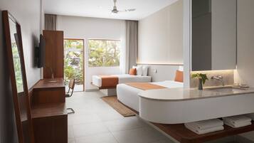 Deluxe Room Poolside Double | Minibar, brankas, meja kerja, dan setrika/meja setrika