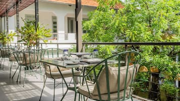 2 restaurants servant le déjeuner, le dîner, le souper et le brunch
