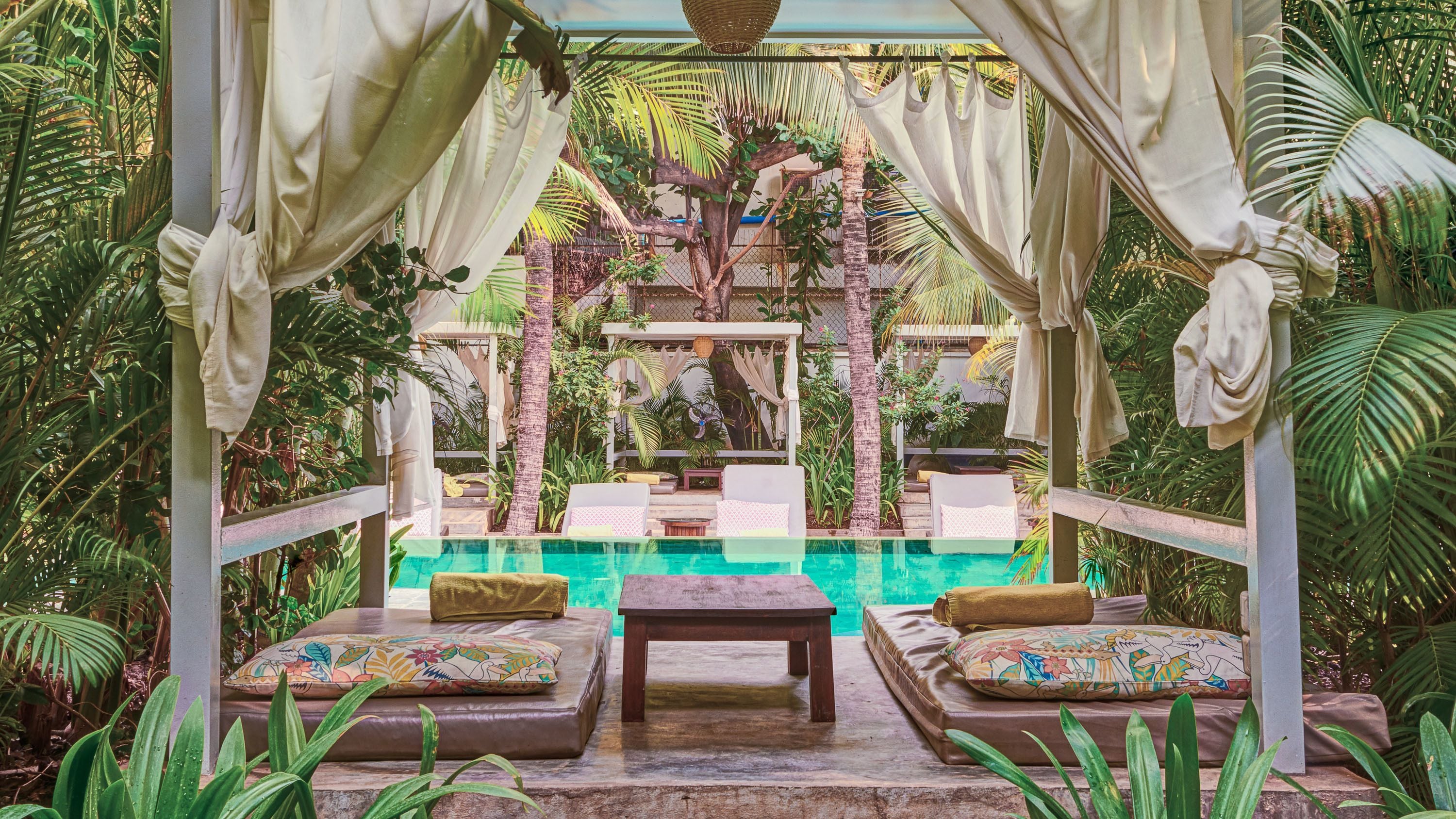 2 hồ bơi ngoài trời, mở cửa từ 8:00 đến 21:00, lều miễn phí 