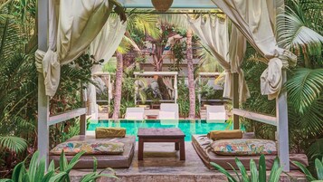 2 piscinas al aire libre, camas de piscina gratis, sombrillas