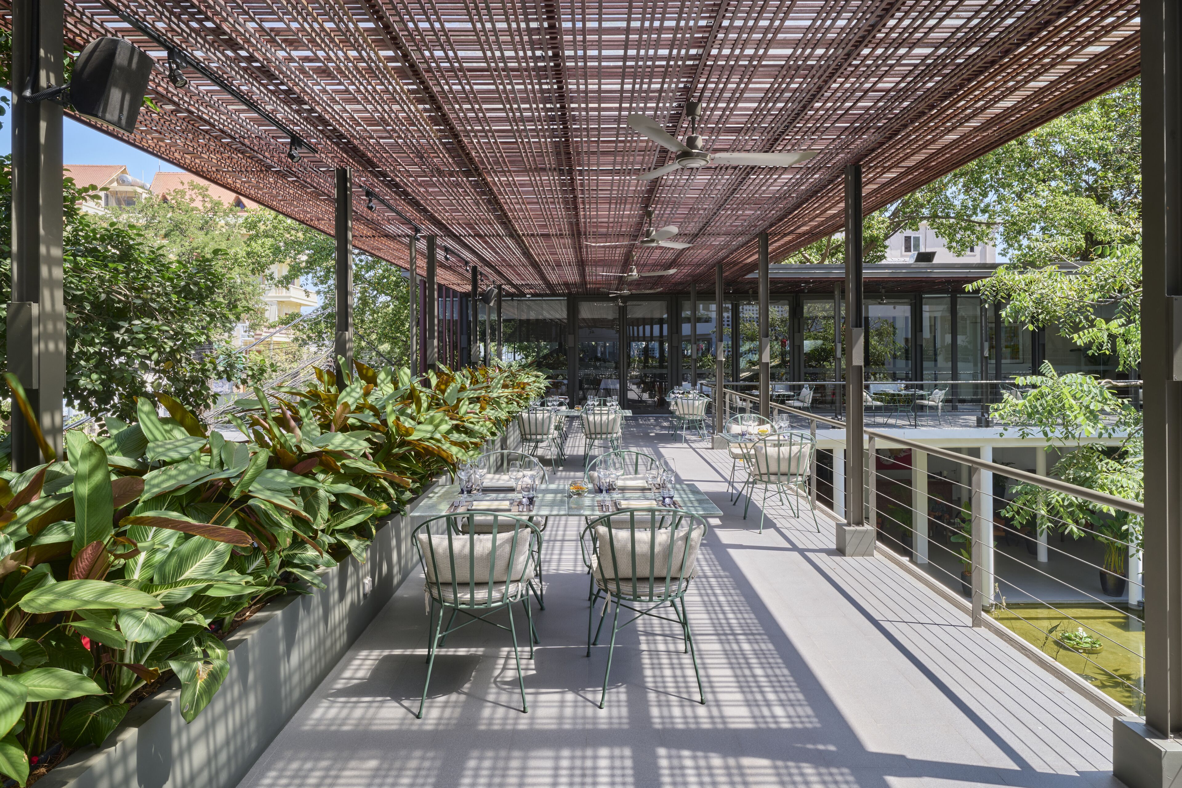 2 restaurants; breakfast, lunch, dinner, and brunch served