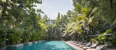 2 kolam renang terbuka, kabana percuma, payung kolam