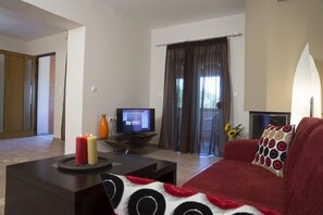 Flat-screen TV, fireplace - Elia Stavros Villas (Chania)