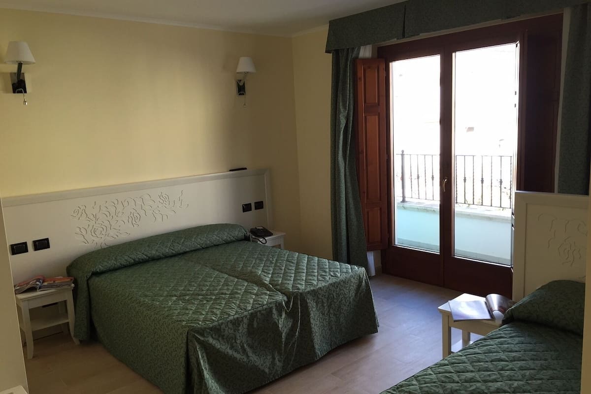 Tripla Standard | Biancheria da letto di alta qualità, una scrivania, insonorizzazione
