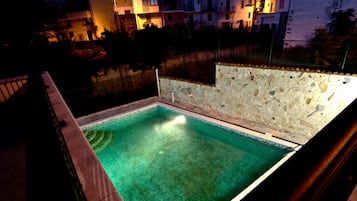 Una piscina al aire libre de temporada