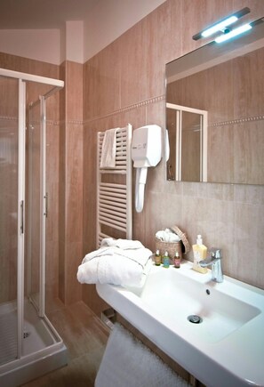 Standard Triple Room | Bathroom | Free toiletries, hair dryer, bidet, towels - Hotel San Berardo (Pescina)