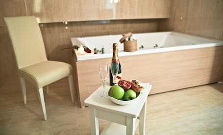Deluxe Double Room | Private spa tub. Hotel San Berardo