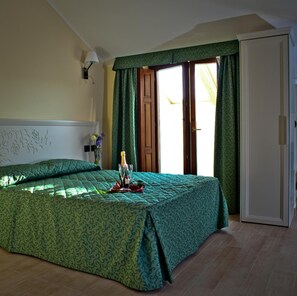 Premium bedding, desk, soundproofing, free cots/infant beds - Hotel San Berardo (Pescina)