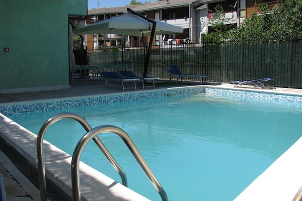 Una piscina al aire libre de temporada