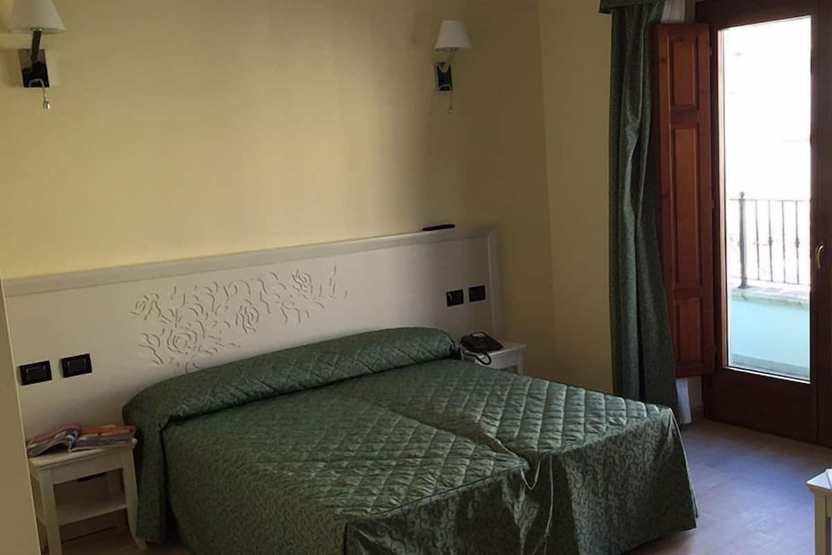 Camera doppia | Biancheria da letto di alta qualità, una scrivania, insonorizzazione