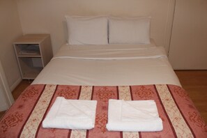 Chambre Double, salle de bains commune