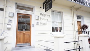 Pintu masuk hartanah