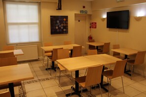 Kontinental frokost hver dag (GBP 4.50 per person)