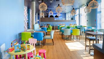 Tägliches Frühstücksbuffet (15.00 EUR pro Person)