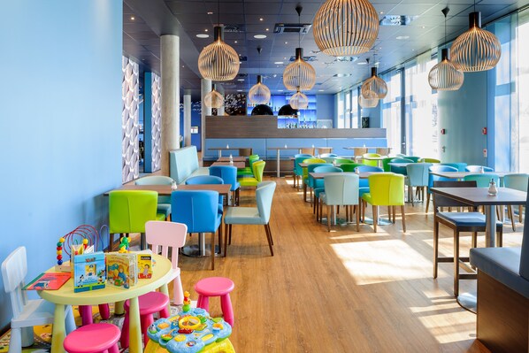 逢周一至周五供应自助式早餐（每人 EUR 15.00）