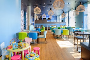 Desayuno buffet los días de semana (EUR 15.00 por persona)