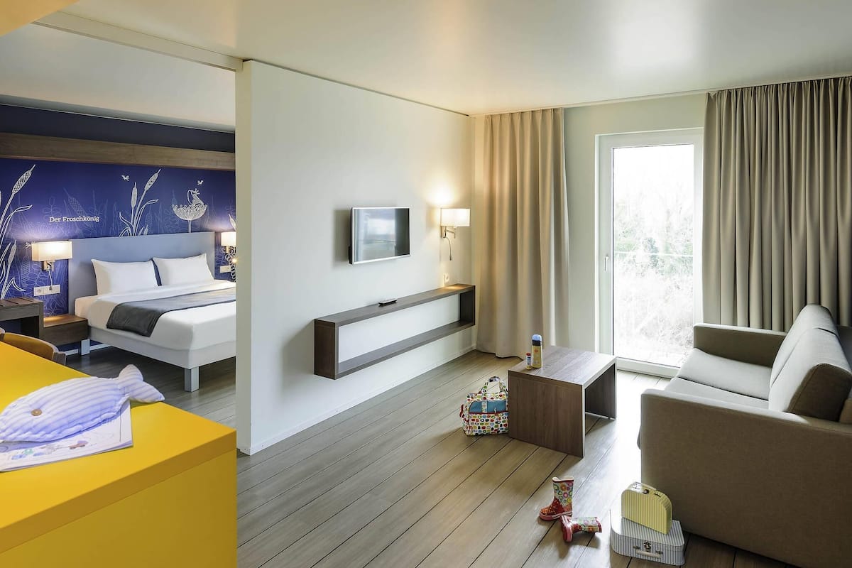 Chambre familiale, Plusieurs lits (All Comfort) | Coffre-fort, bureau, systĂšme dâinsonorisation, fer et planche Ă repasser