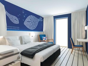 A hotel room with a bed, bedside tables, a desk, and a chair. - ibis Styles Konstanz (Konstanz)