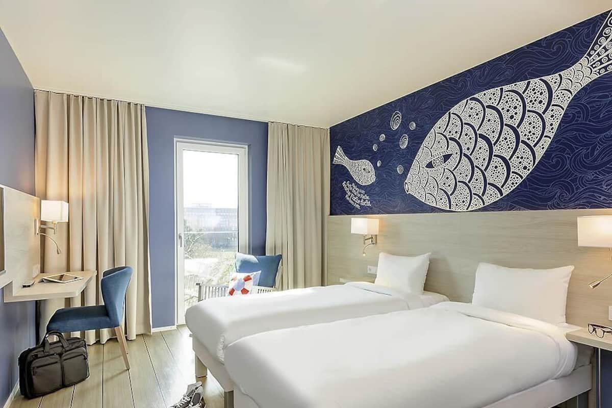 comfort twin room, 2 single beds (all comfort) | in-room safe, desk, soundproofing, iron/ironing board