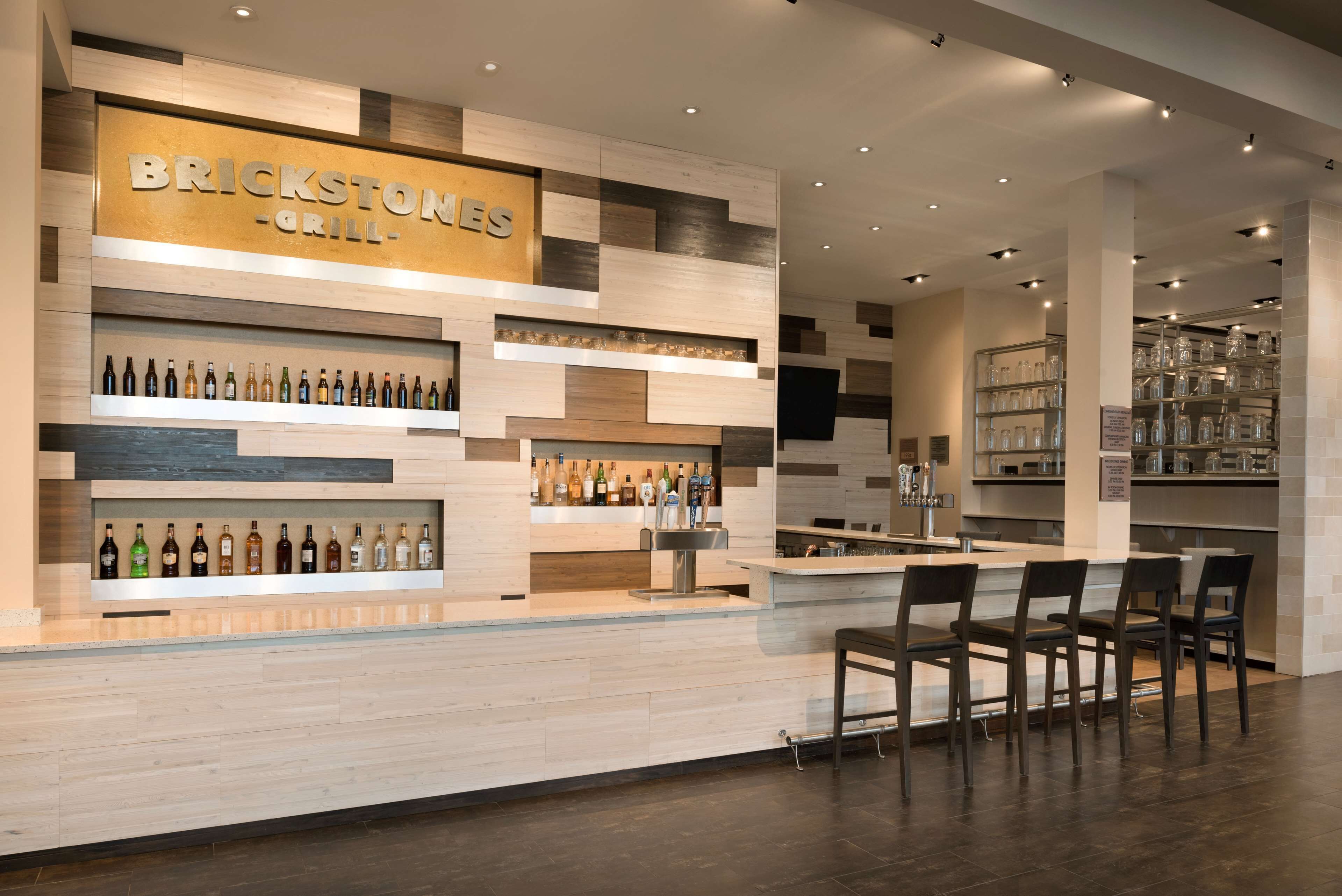 Melayani makan siang dan makan malam dengan sajian masakan Amerika