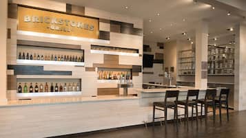 Melayani makan siang dan makan malam dengan sajian masakan Amerika