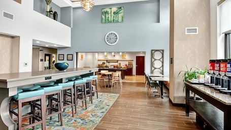 Lobby. Hampton Inn & Suites Chippewa Falls