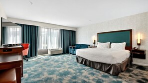 Room, Accessible, Non Smoking (Roll-in Shower) | Living area