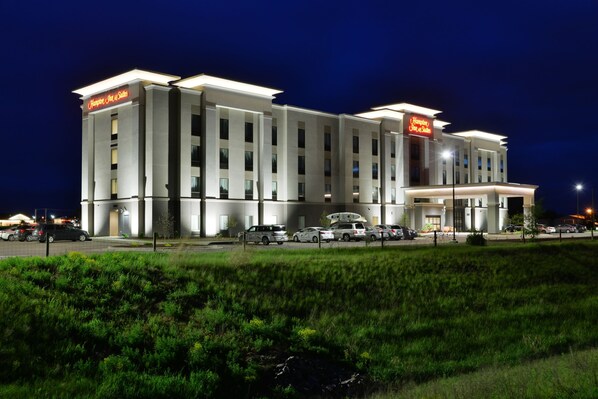 Front of property – evening/night - Hampton Inn & Suites Chippewa Falls (Chippewa Falls)