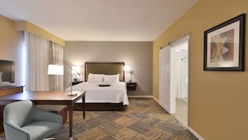 Caja de seguridad en la habitación y tabla de planchar con plancha