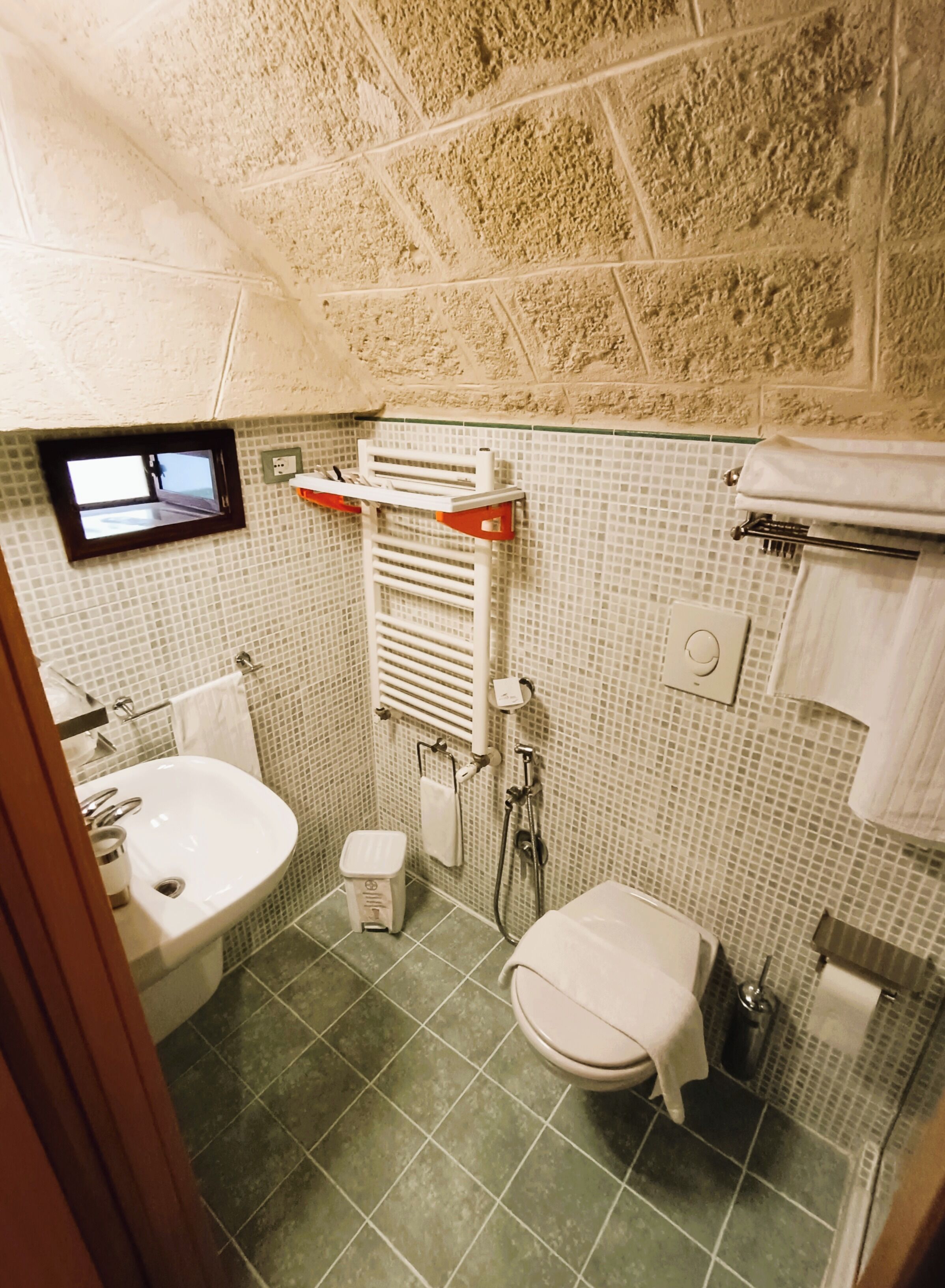 Een badkamer met een wastafel, toilet en douche.