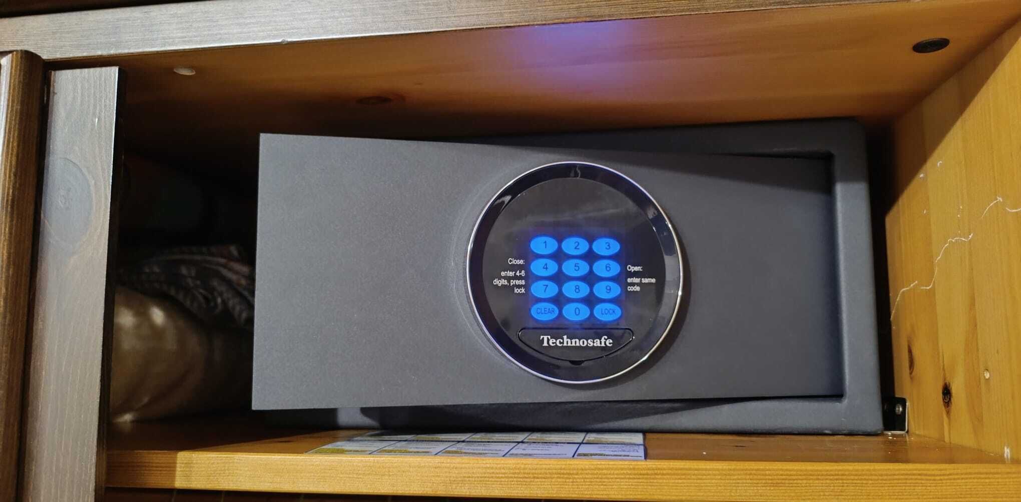 Una caja fuerte con teclado digital y el nombre de marca 'Technosafe'.