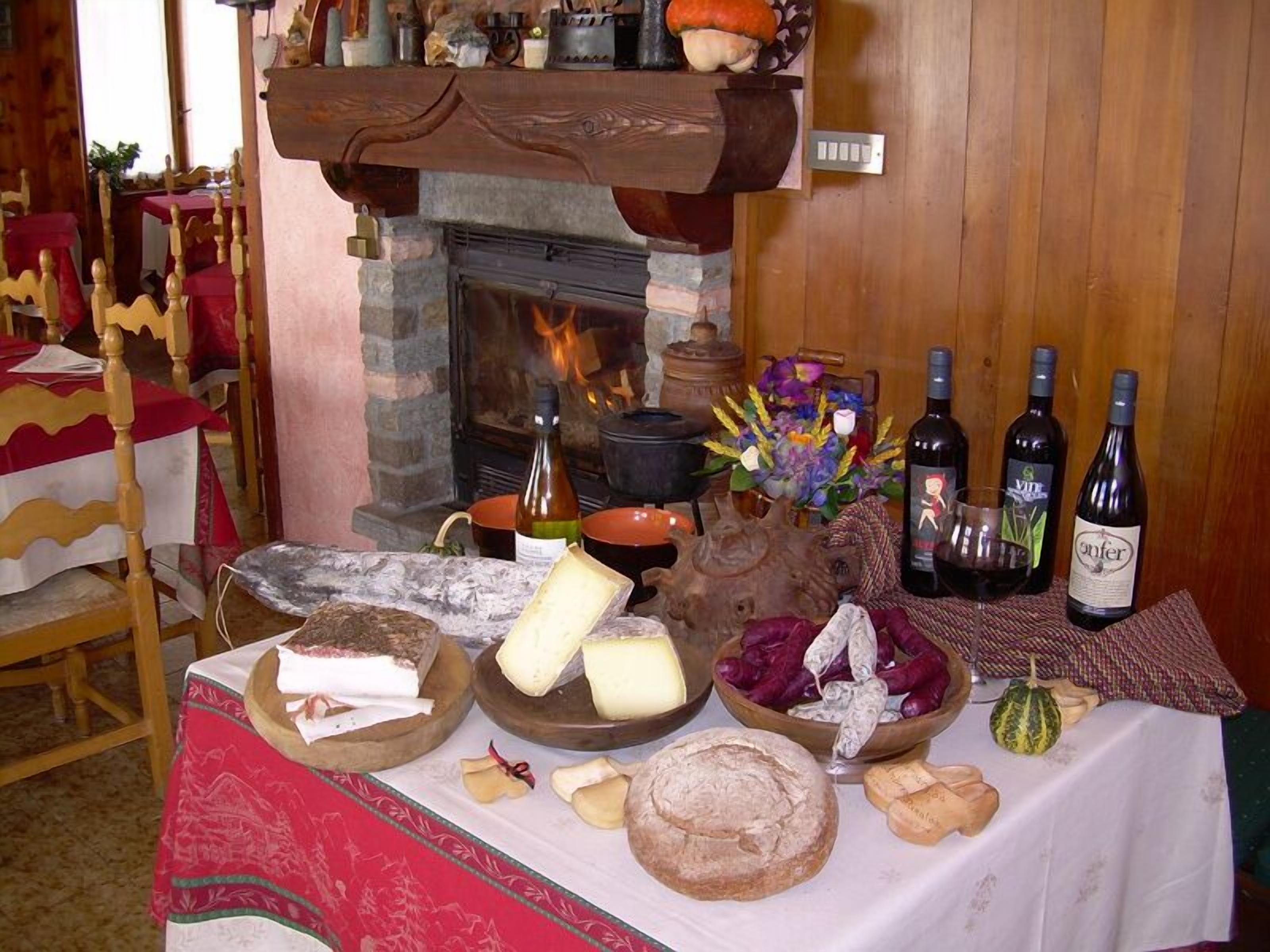 Aperto a colazione, pranzo e cena, cucina locale 