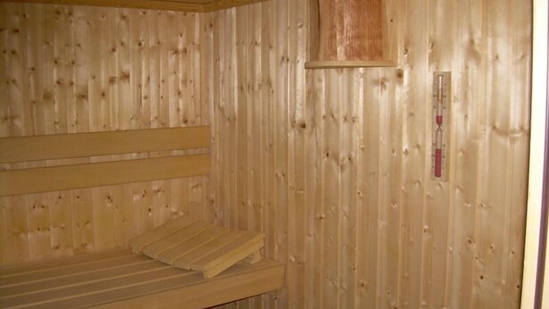 A sauna with wooden walls and benches. - Hotel Ristorante Paramont (Arvier)