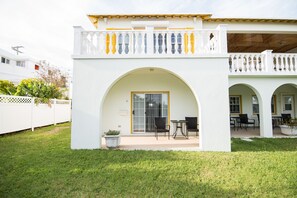 Vista frontal de la propiedad
