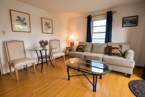 標準客房, 1 間臥室, 花園景觀 | 起居區 | 平面電視