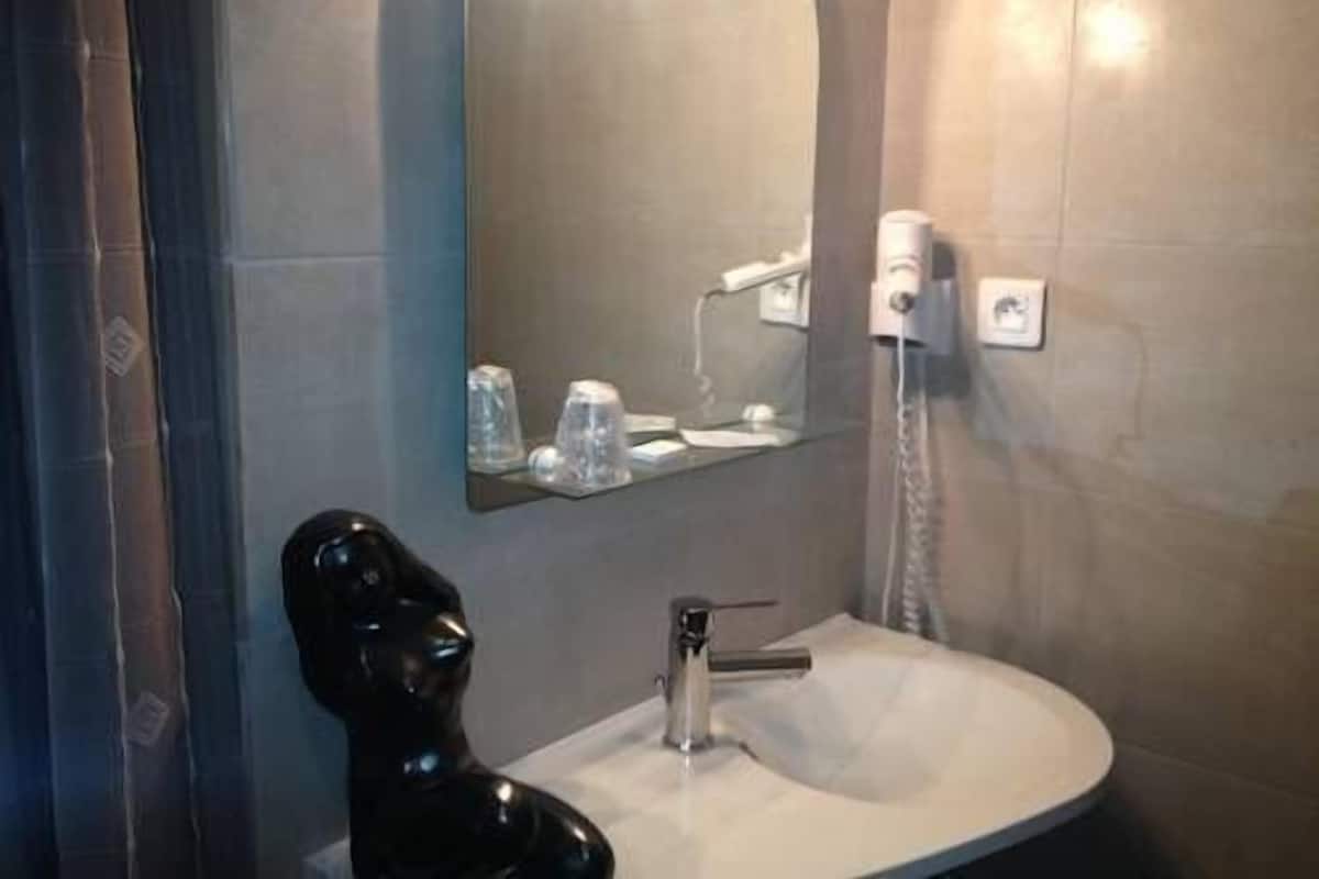 Minibar, caja de seguridad en la habitación, escritorio y cunas