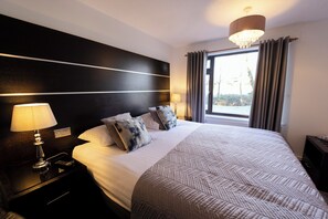 Premium bedding, Tempur-Pedic beds, desk, laptop workspace - Ewenny Farm Guesthouse (Bridgend)