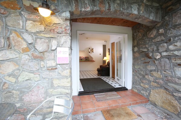 Property entrance - Ewenny Farm Guesthouse (Bridgend)