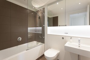 Apartment, 2 Bedrooms | Bathroom | Combined shower/bathtub, hair dryer, towels