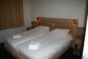 Standaard Twin kamer, 2 eenpersoonsbedden | Een bureau, een strijkplank/strijkijzer, gratis babybedden