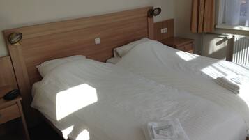 Standaard Twin kamer, 2 eenpersoonsbedden | Een bureau, een strijkplank/strijkijzer, gratis babybedden, extra bedden