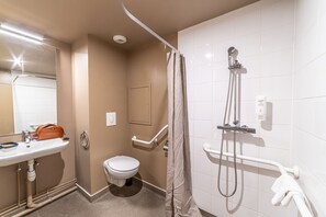 Douche, articles de toilette gratuits, sèche-cheveux