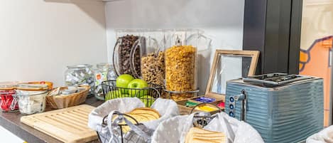 Petit déjeuner buffet (6 EUR par personne)