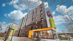 A modern building with a sign for 'Groveapartment APPARTMENT HOTEL'.