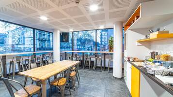 Se ofrece un desayuno bufé (6 EUR por persona)