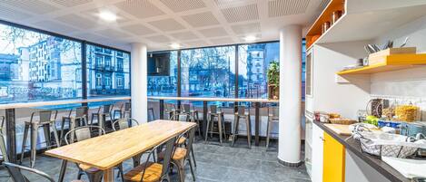 Petit déjeuner buffet (6 EUR par personne)